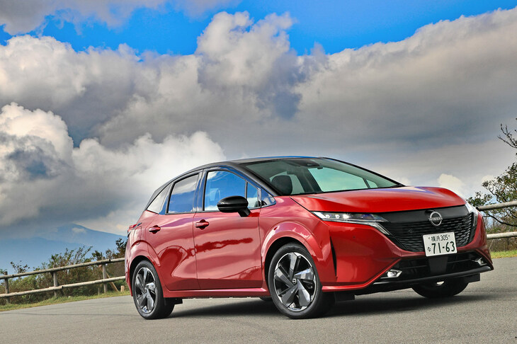 3代目「日産ノート」をベースにボディーを3ナンバーサイズに拡大。より上質な内外装を与えたのが「ノート オーラ」だ。　
	清水「日本の『小さな高級車』で初めて、迷いなく『成功した』って言えるモデルなんじゃないかな？」　
	ほった「そんなことより、そろそろ『LBX』の話しません？」　
	（写真：荒川正幸）