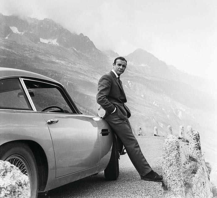 シリーズ第3作『007 ゴールドフィンガー』は、ショーン・コネリー（写真）主演で1964年に公開された。彼が寄りかかっているクルマは、もちろん「アストンマーティンDB5」。