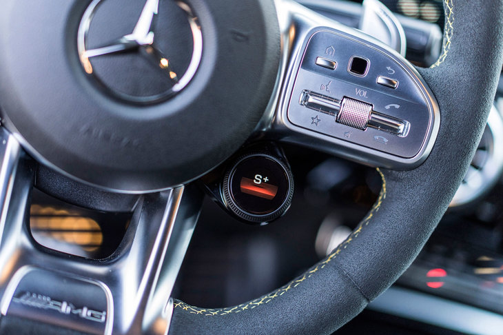 ステアリングホイールに備わる「AMGダイナミックセレクト」のモード切り替えスイッチ。「スリッピー」「コンフォート」「スポーツ」「スポーツ＋」「レース」「インディビジュアル」の6つの走行モードが備わる。