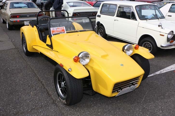 「ロータス・セブン シリーズ4」。ロータス製セブンの最終型であるシリーズ4は、FRPボディーが特徴。製造設備などセブンの生産の一式を譲り受けたケータハムモデルは、アルミボディーなど「シリーズ3」に近いデザインを採用しているため、革新的なセブンであったシリーズ4の印象が薄くなってしまった感がある。