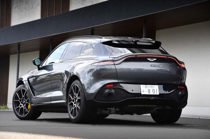 全長が5mを超える、巨漢のSUV「DBX」。車幅はボディーのみで1998mm。ミラー格納時の全幅は2050mmとなっている。1680mmの車高は、「テスラ・モデルX」「アルファ・ロメオ・ステルヴィオ」「スズキ―・ハスラー」などと同値。