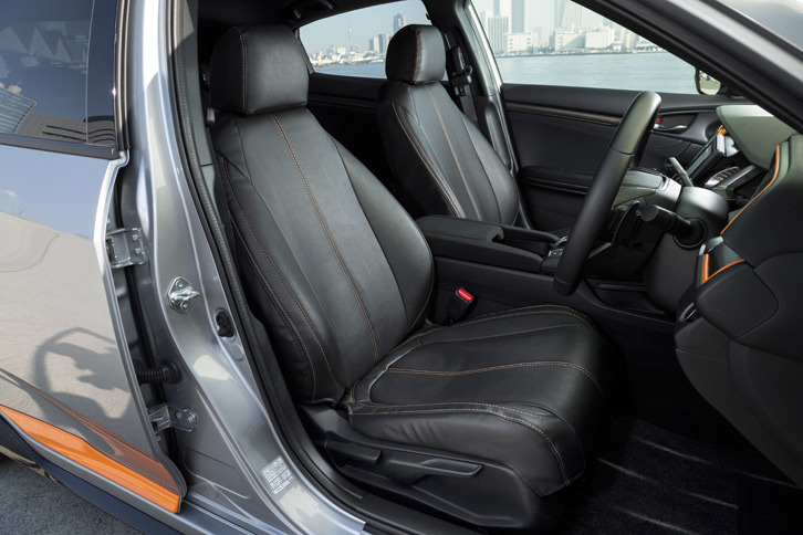 各部の装飾パーツとともにインテリアに用いられていた合皮製のシートカバー。オレンジのステッチにより、インテリアパネルと調和の取れたコーディネートを実現している。