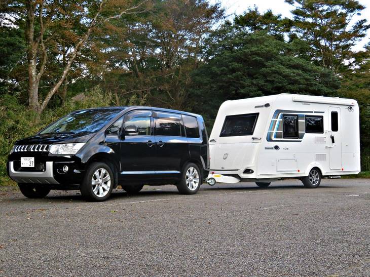 トレーラーを引いてキャンピングやリゾートに行くのは日本ではまだ珍しいが、一度は経験したいもの。トレーラーの車両総重量が750kgを超えなければけん引免許は必要ない。