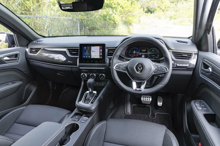 カップホルダーやダッシュボードのラインなど、内装にもウオームチタニウムが反復される。ダッシュボード下部を走るラインはアンビエントライトだ。