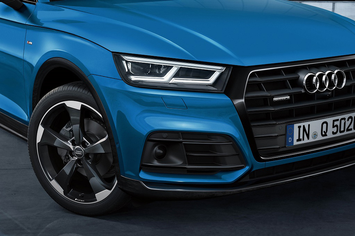 「Q5 Sライン コンペティション」ではグロスブラック仕上げとなる20インチ5アームローターデザインの「アウディスポーツ」アルミホイールを標準装備。「マトリクスLEDヘッドライトパッケージ」も組み込まれている。