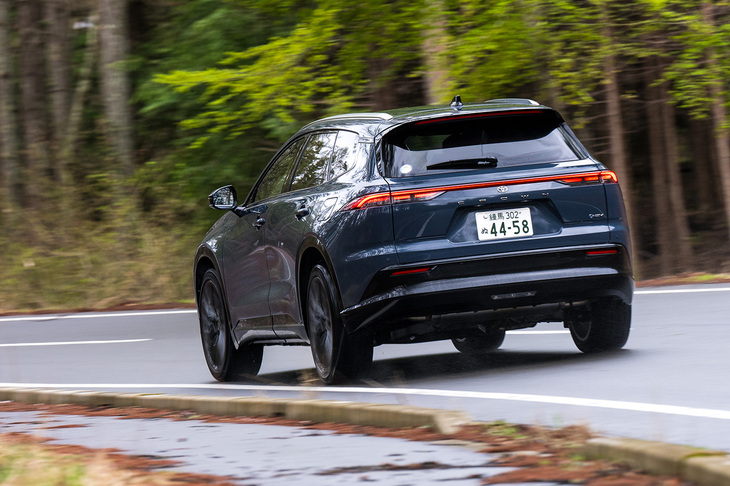 プラグインハイブリッドの「RS」が電子制御式可変ダンパーを装備するのに対し、「Z」のダンパーは固定減衰式。少し古風な柔らかめのセッティングだ。