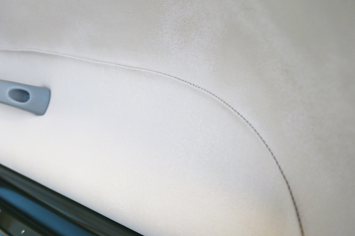 柔らかな風合いのルーフライニング。過度にきらびやかにならないよう、あえて金糸が目立たない面を表にしているのだ。