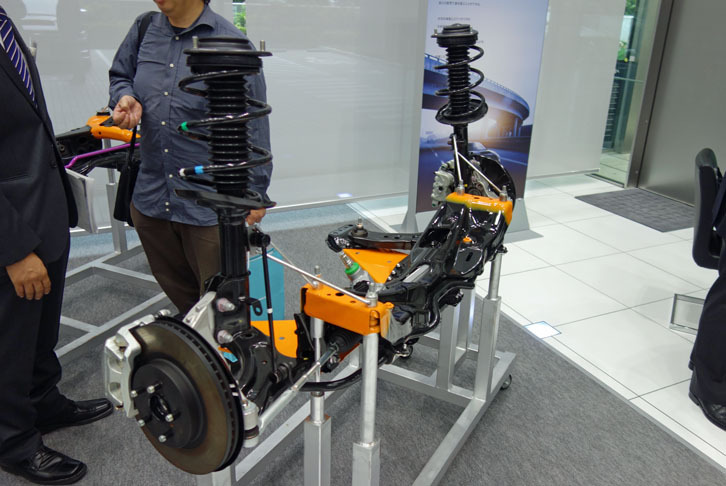 フロントサスペンションはストラット式となる。