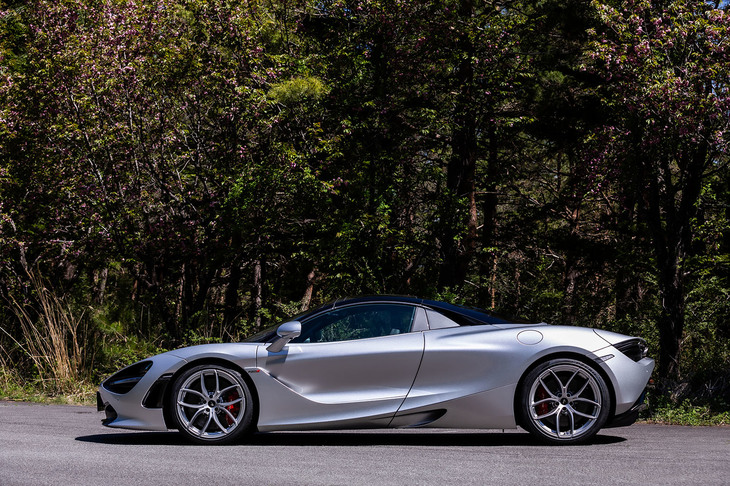 電動のリトラクタブルルーフを閉じた様子。標準仕様では軽量なカーボン製のトップになる。