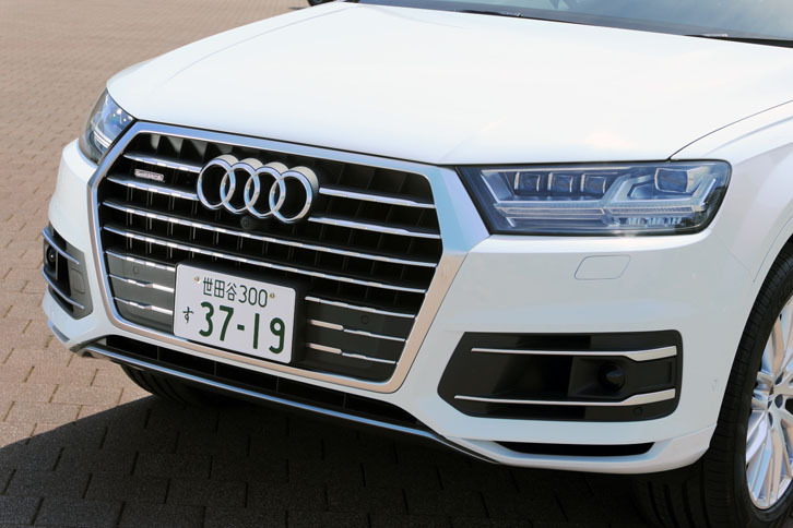 太く角張ったシングルフレームグリルが目を引く、新型「アウディQ7」のフロントまわり。