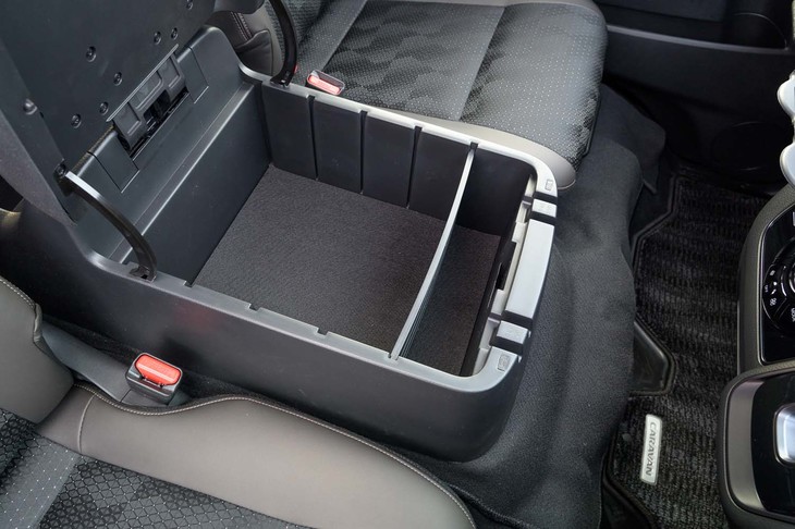 コンソールボックスはご覧のとおりの特大サイズ。直下にエンジンがあるため食料品等をしまうのは避けたいところ。