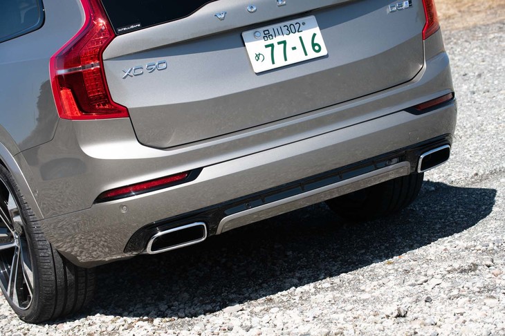 リアバンパーも新デザインに。「R-DESIGN」では下部にディフューザー状のアクセントが加えられる。