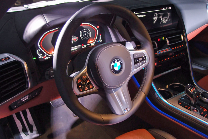 BMW M850i xDrive（ステアリングホイール）