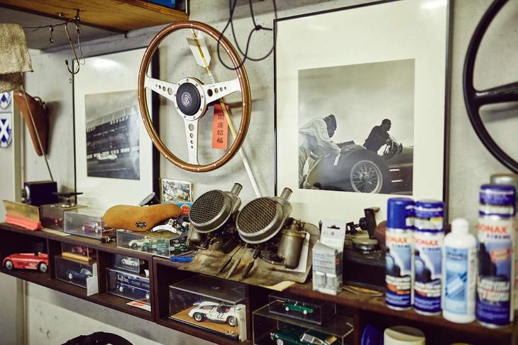 かつて乗っていたジャガーのステアリングホイール、カニ目に装着していたキャブレター、ミニカーやプラモデル等々、白石さんの“歴史”をたどれそうな小物がガレージに彩りを添える。