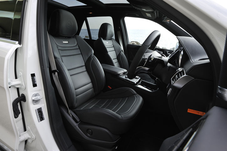 ナッパレザーと本革からなるAMGスポーツシートが装着される。またシートベルトはグレーの「GLE63 S」専用品となる。