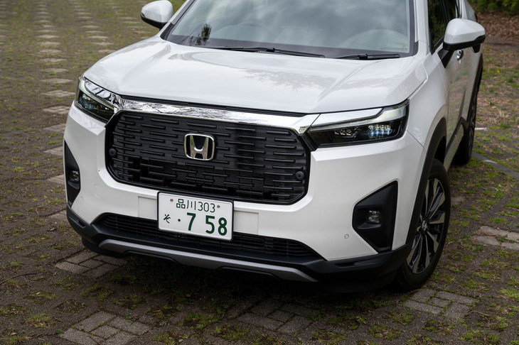 厚みのあるフロントマスクは既存のホンダ車とは一線を画すデザイン。ボンネットはクラムシェルタイプだ。