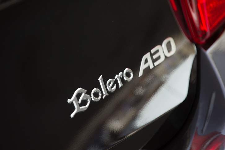 テールゲートに装着された「Bolero A30」のバッジ。