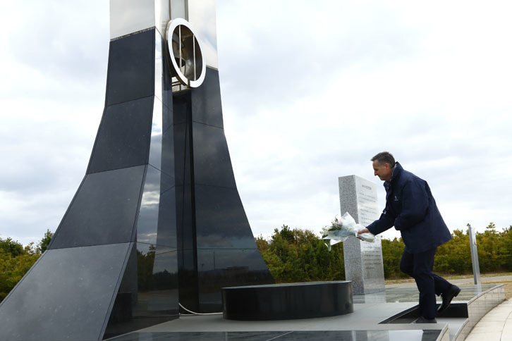 慰霊碑に献花するプジョー・シトロエン・ジャポンのジャン・ミシェル・オモン マーケティング部長。