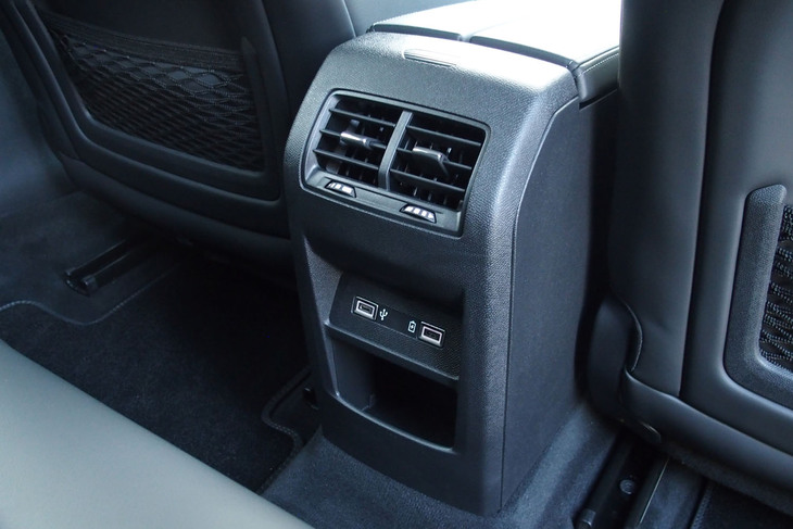 DS 4リヴォリE-TENSE（センターコンソール後方）