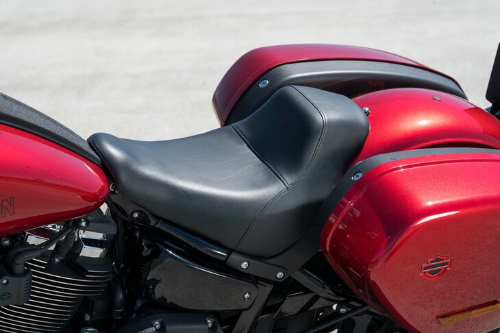 シート高は715mm。リアサスペンションはコンパクトなソロシートの下に備わっており、一見するとリアサスの無いリジッドフレームのモデルのように見える。