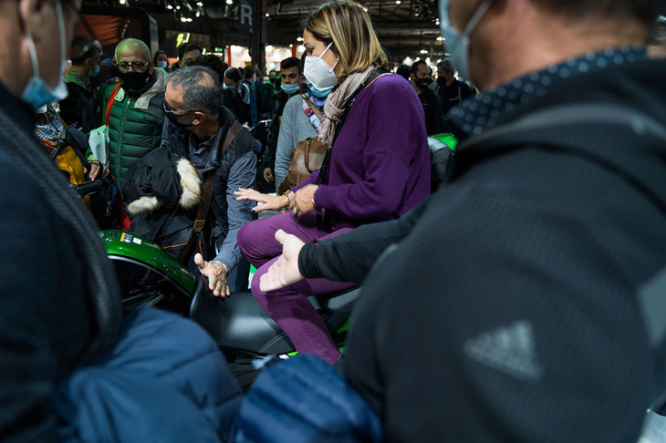 あまりの人だかりで写真ではわからないだろうが、パープルの女性がまたがっているのはカワサキの新型車「ヴェルシス650」である。女性は車体のまたがりやすさや、タンデムシートのサイズ、シートのクッション性など、ロングツーリングを想定して各ディテールを徹底的に吟味。それに対して、まわりの人たちが口も手も出し、にぎやかにインプレッションしていた。