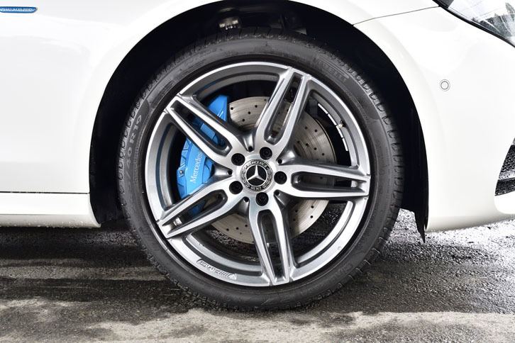 他の「アバンギャルド スポーツ」グレードと同様に19インチのランフラットタイヤを履く。ブルーに塗られたブレーキキャリパーが「E350e」の目印。