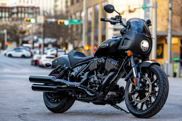 2021年デビューの現行型「チーフ」をベースに、専用の足まわりなどで運動性能を高めた「スポーツチーフ」。2023年2月21日に米国で発表され、時を同じくして日本仕様の詳細や価格も公表された。