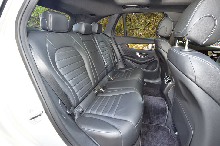 後席の定員は3人。40：20：40の分割可倒機能が備わる。