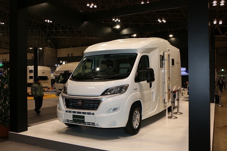 「フィアット・デュカト」ベースの大型キャンピングカー「バンテックV670」。輸入車ベースのキャンピングカーは海外製が多いが、こちらは日本製。近日発売とのこと。