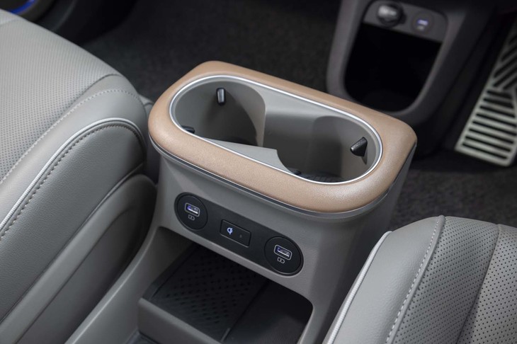 センターコンソールの前端には2つのカップホルダーと2つのUSBソケット、さらにスマートフォンの無接点充電器が備わっている。