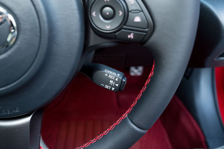 ACCのセッティングはちょっと懐かしいレバー式。前走車との距離はステアリングスポーク上のスイッチで調整できる。