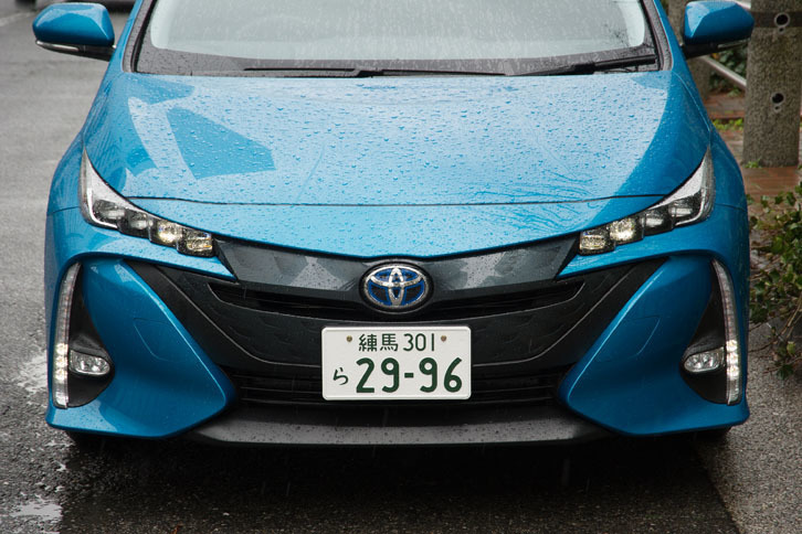 「プリウス」に比べると力強さを増したフロントマスク。グリルの内部にはシャッターが備わっており、エンジンが冷えた状態ではシャッターを閉じ、暖気を速めることができる。