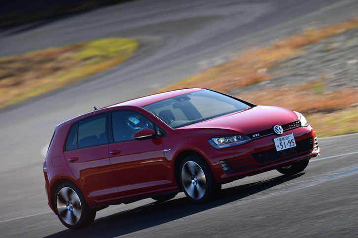 袖ヶ浦フォレストレースウェイのコースを駆け抜ける「ゴルフGTI」。ベストラップは、1分21秒434だった。