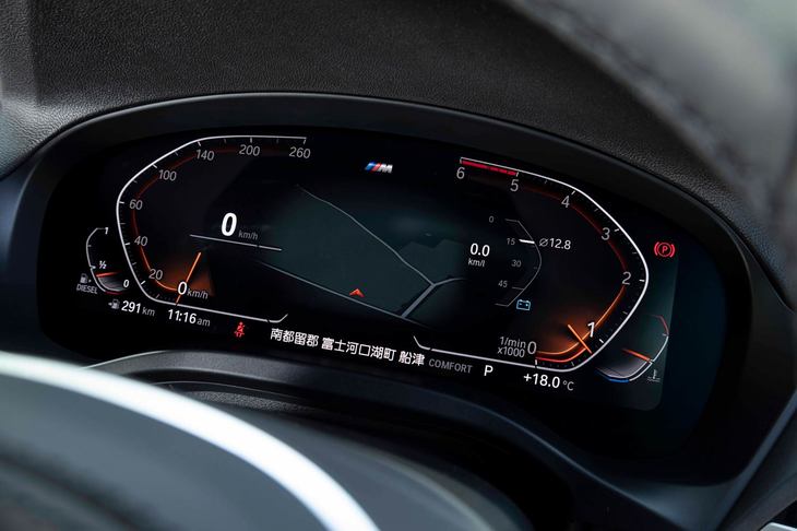 メーターパネルには12.3インチサイズの液晶ディスプレイが用いられている。ドライブモードの切り替えに合わせて表示デザインも変更される。写真は「COMFORT」モードを選択した様子。
