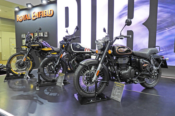 向かって右手前から「ロイヤルエンフィールド・バレット350」「ショットガン650」「ヒマラヤ450」。