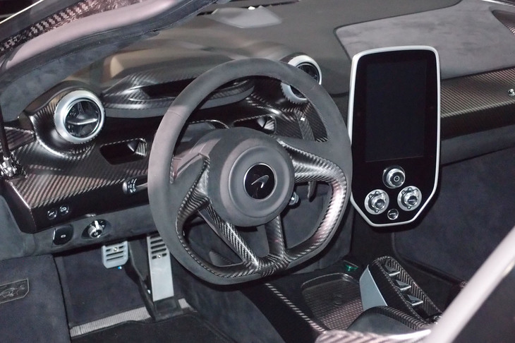 コックピット周辺部も、カーボンの素材がむき出しになっている。