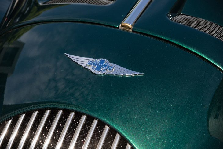 モーガンは、1909年に設立された英国のスポーツカーメーカー。往年の“ハンドビルド”によるクルマづくりを今日に伝える、希有（けう）な存在である。