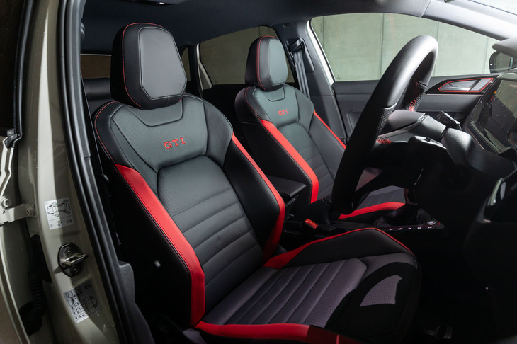 レザーシートはカタログモデルでは選べない特別なアイテム。背もたれには「GTI」のステッチが、サイドには赤のアクセントが入る。