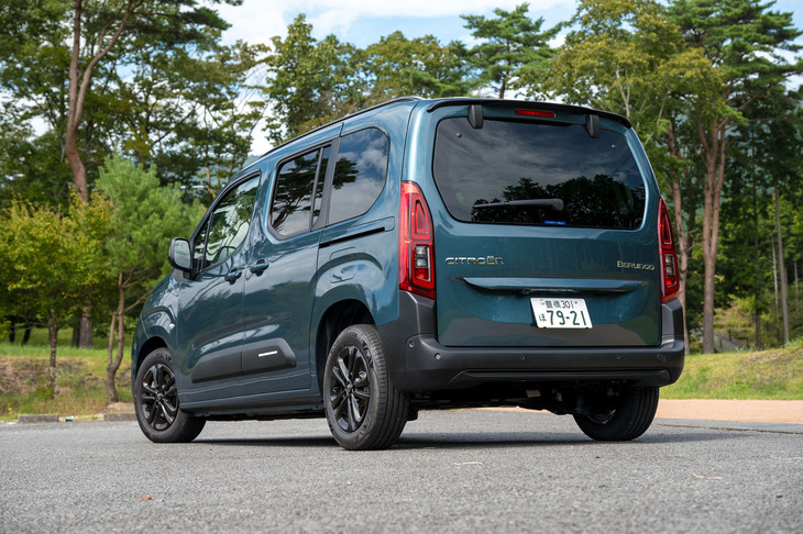 リアゲート中央のダブルシェブロンバッジがなくなり、その下にあった「CITROEN」のロゴは左に移動しつつサイズがグッと大きくなった。