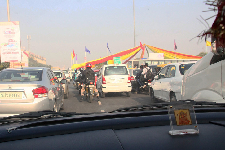 移動中のクルマの車窓から、混雑する道路の様子を撮影。2015年現在のインドの自動車市場規模は、乗用車が280万台弱、四輪車全体では340万台強となっている。