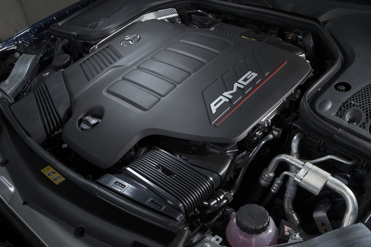 「メルセデスAMG E53 4MATIC＋」の直6エンジンは、オルタネーターとスターターを兼ねる電気モーターや電動スーパーチャージャー、ターボなどを組み合わせることでエネルギー効率が追求されている。