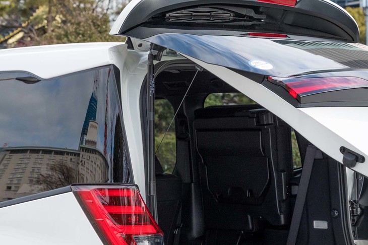 巨大なリアゲートを任意の位置で固定できる「フリーストップバックドア」を採用。ゲートが上昇する途中で少し押し戻すとそこで止まる仕掛け。前後方向にせまい駐車場などで役立つ。