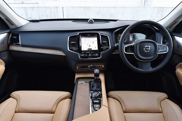 インテリアの様子。操作スイッチの機能をタッチパネル式のセンターディスプレイに集約することで、物理的なスイッチ類を大幅に削減した。