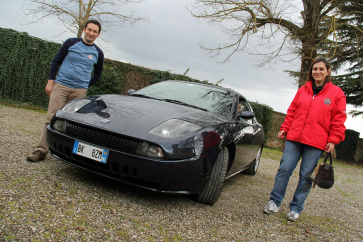 モデナ在住のエンジニアと夫人。愛車「クーペフィアット」をLPガス併用仕様にして楽しんでいる。