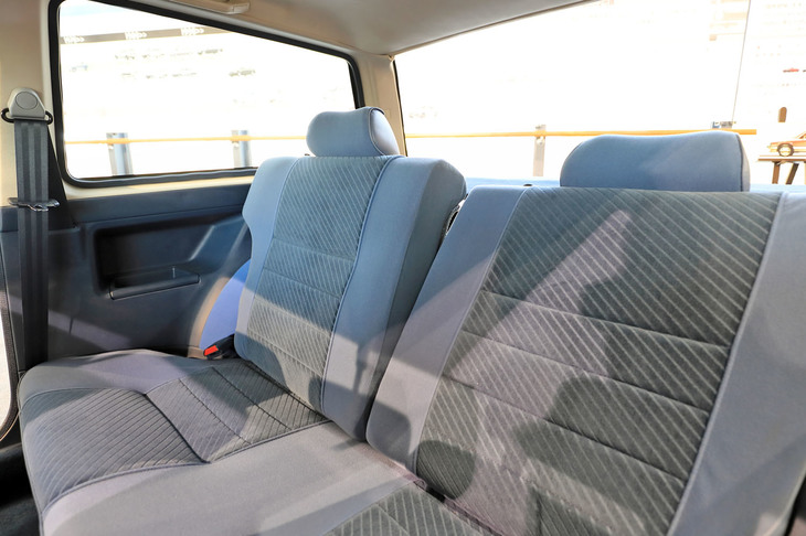 車内の機能性はさらに向上。リアシートには左右独立してのリクライニング調整機構に加え、クラス初となる100mmのロングスライド機構が採用された。