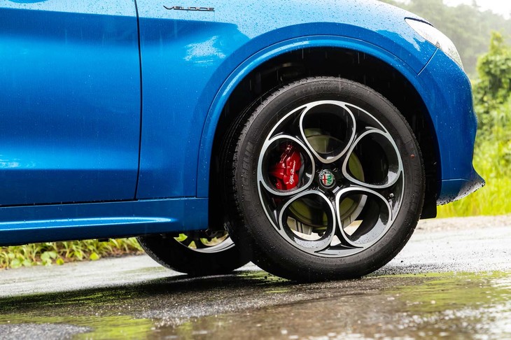 「ステルヴィオ」の「ヴェローチェ」グレードには、大径20インチの5ホイールデザインホイールが装着される。