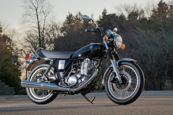 【ヤマハSR400】
	本文にもある通り、このモデルは“リアルクラシック”とも呼べる存在ながら、単に生き永らえてきたのではなく、時代に合わせて常に改良されてきた。生産中止の期間は何度かあったものの、ヤマハがその度に復活させて40年以上にわたりラインナップしてきた、その心意気が素晴らしい。2018年に登場した最新モデルはキックによるエンジン始動も容易。ニッポンが誇るべきスタンダードバイクである。
	 