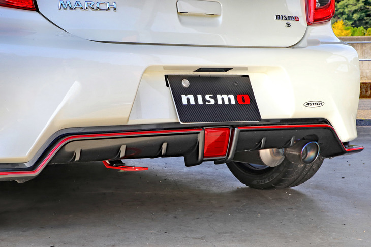 リアバンパーの右下に顔をのぞかせるチタンマフラーの重さは4.1kgと、純正比で実に6kgも軽量。チタン製ならではの軽快な排気音も魅力だ。