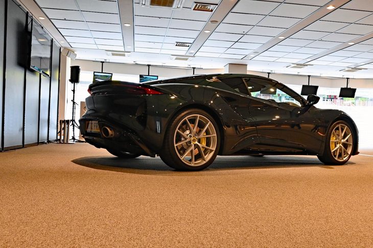 新世代の旗手であると同時に、ロータスにとって最後の純ガソリンエンジン車ともされている「エミーラ」。どのようなクルマに仕上がっているか、要注目である。