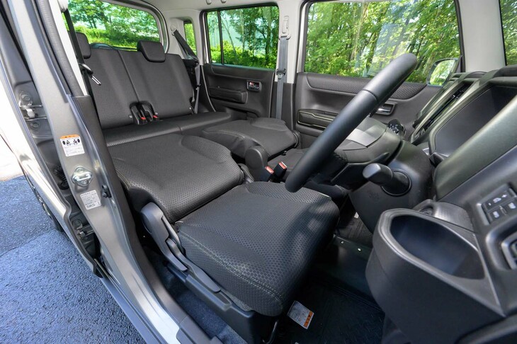 機能性の高さはスズキの軽乗用車に共通する魅力。後席と助手席を倒せば長尺物も積めるし、運転席と助手席を倒して2人分のベッドとすることもできる。